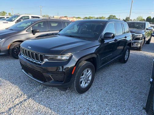 Diamond Black Crystal Pearlcoat 2023 Jeep Grand Cherokee Laredo