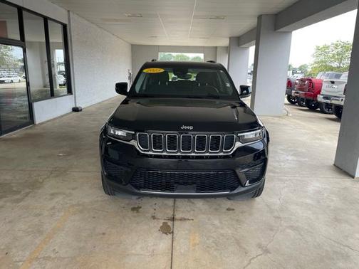 Diamond Black 2023 Jeep Grand Cherokee Laredo