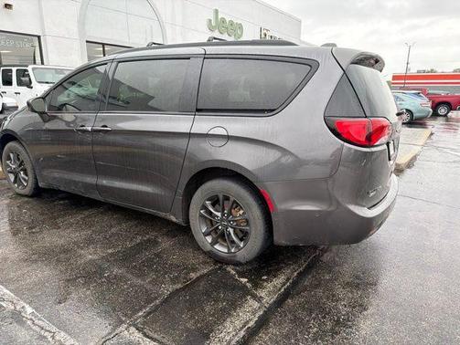 Granite Crystal Metallic Clearcoat 2020 Chrysler Pacifica L