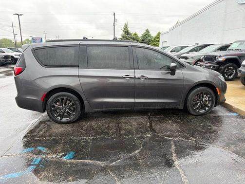 Granite Crystal Metallic Clearcoat 2020 Chrysler Pacifica L
