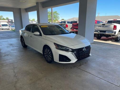 Pearl White 2023 Nissan Altima 2.5 SV
