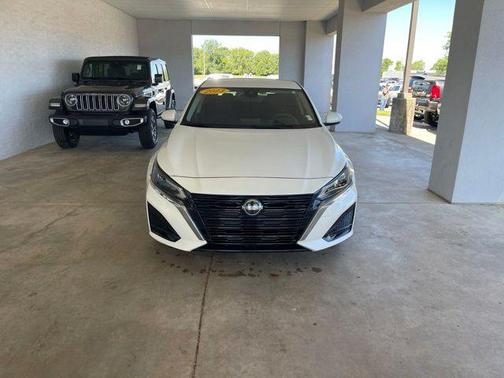 Pearl White Tricoat 2023 Nissan Altima 2.5 SV