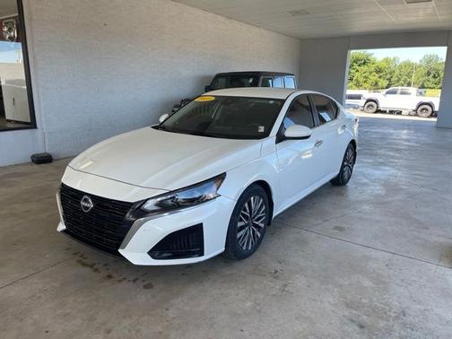 Pearl White 2023 Nissan Altima 2.5 SV