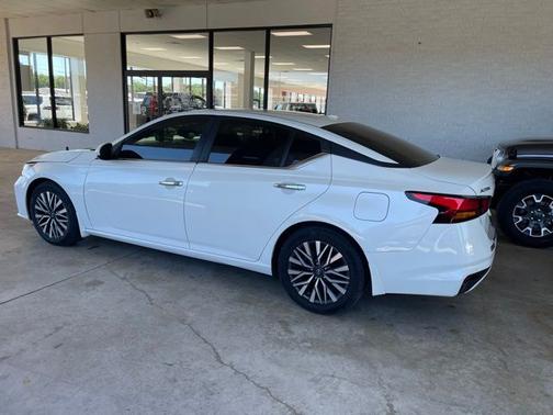 Pearl White 2023 Nissan Altima 2.5 SV