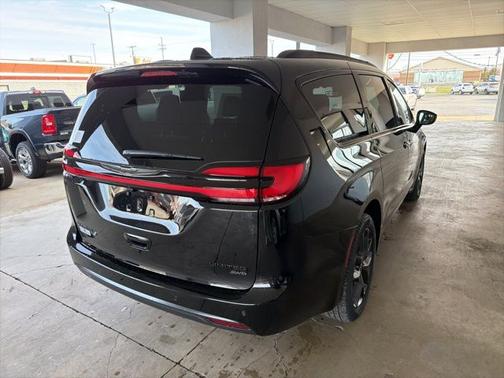 Diamond Black 2026 Chrysler Pacifica Limited