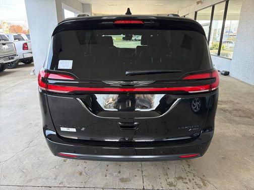 Diamond Black Crystal Pearlcoat 2026 Chrysler Pacifica Limited