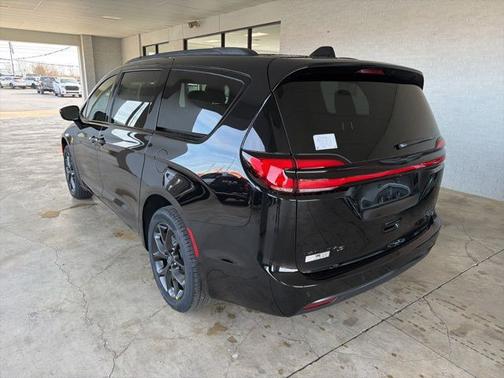 Diamond Black 2026 Chrysler Pacifica Limited