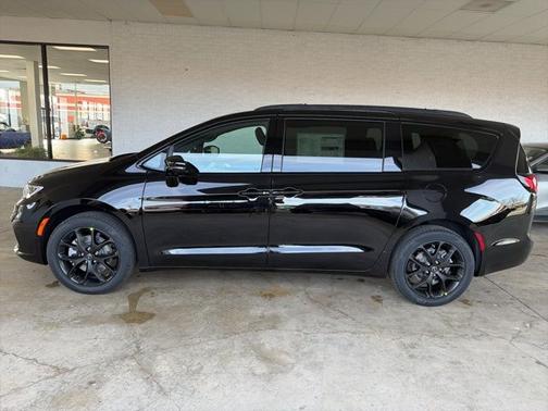 Diamond Black 2026 Chrysler Pacifica Limited
