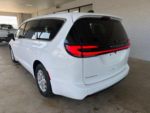 Bright White Clearcoat 2027 Chrysler Pacifica Select