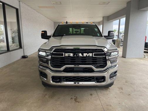 Bright White Clearcoat 2026 RAM 2500 Tradesman Crew Cab 4x4 6'4' Box