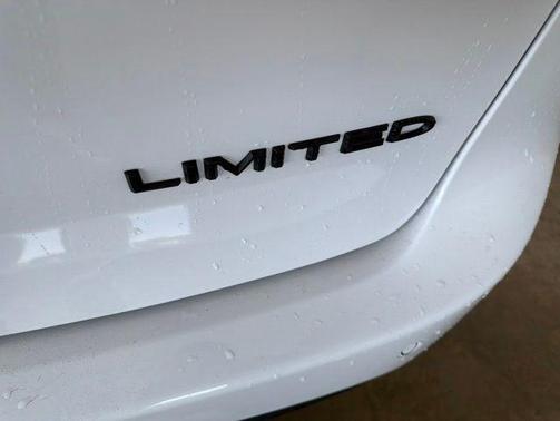 Bright White Clearcoat 2027 Chrysler Pacifica Limited