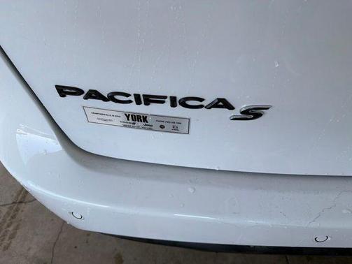 Bright White Clearcoat 2027 Chrysler Pacifica Limited
