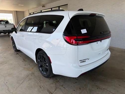 Bright White Clearcoat 2027 Chrysler Pacifica Limited