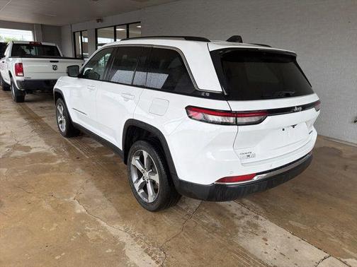 Bright White Clearcoat 2023 Jeep Grand Cherokee Limited