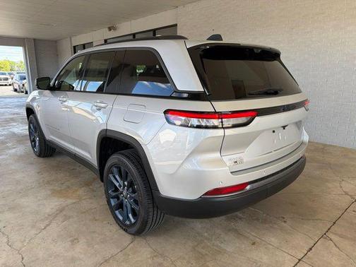 Silver Zynith 2026 Jeep Grand Cherokee 85th Anniversay Edition 4x4