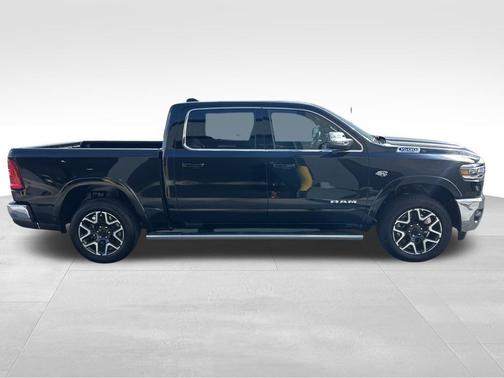 Diamond Black Crystal Pearlcoat 2026 RAM 1500 Laramie