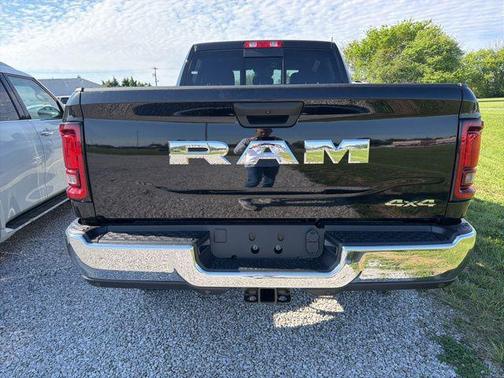 Diamond Black Crystal Pearlcoat 2026 RAM 2500 Tradesman Crew Cab 4x4 6'4' Box