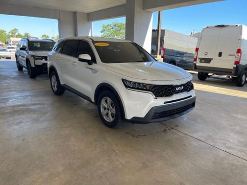 White Pearl 2022 Kia Sorento LX