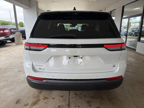 Bright White Clearcoat 2026 Jeep Grand Cherokee Limited