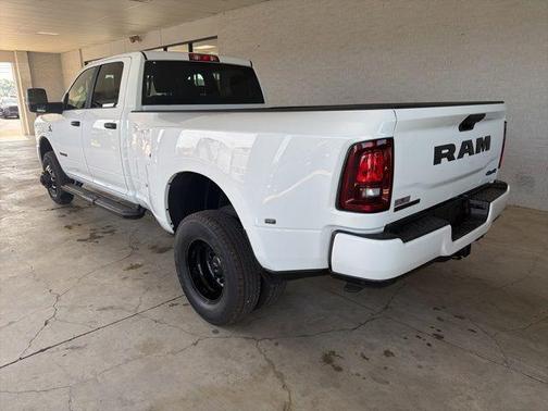 Bright White Clearcoat 2026 RAM 3500 Big Horn Crew Cab 4x4 8' Box