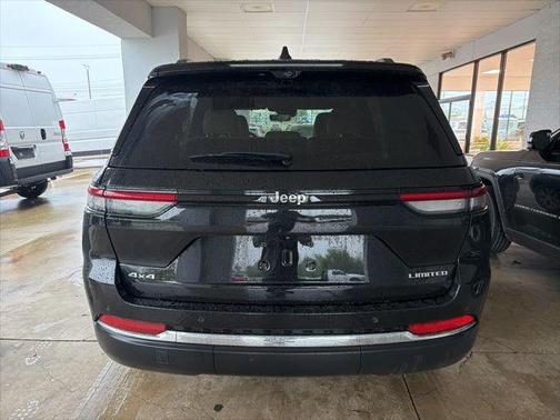 Diamond Black Crystal Pearlcoat 2023 Jeep Grand Cherokee Limited