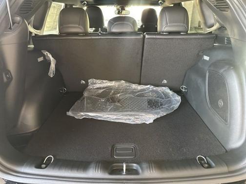 Diamond Black Crystal Pearlcoat 2026 Jeep Compass Latitude