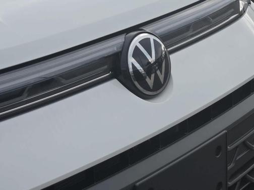 Pure White W/Deep Black Roof 2026 Volkswagen Taos 1.5T SE Black