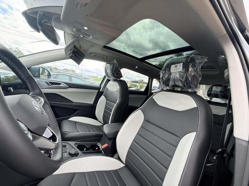Platinum Gray Metallic 2025 Volkswagen Taos 1.5T SEL