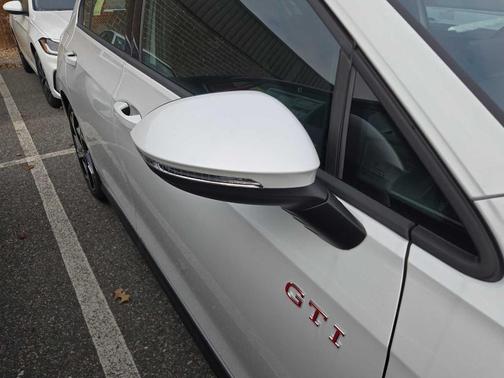 2025 Volkswagen Golf GTI SE