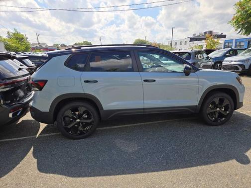 2025 Volkswagen Taos 1.5T SE Black