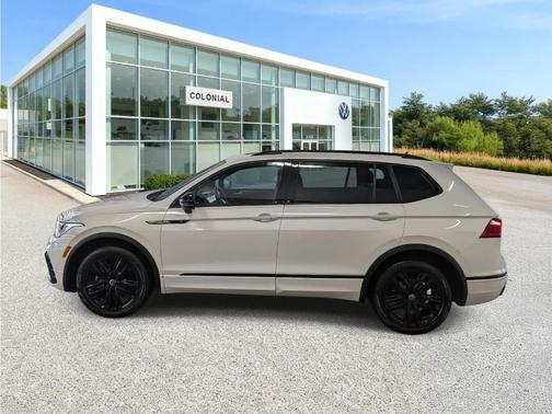 Oryx White Pearl Effect 2022 Volkswagen Tiguan 2.0T SE R-Line Black