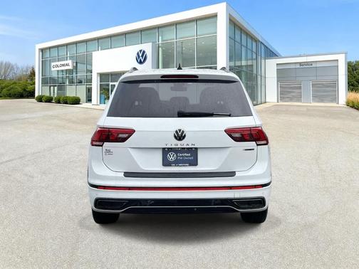 Oryx White Pearl Effect 2022 Volkswagen Tiguan 2.0T SE R-Line Black