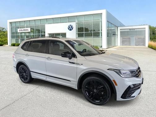 Oryx White Pearl Effect 2022 Volkswagen Tiguan 2.0T SE R-Line Black