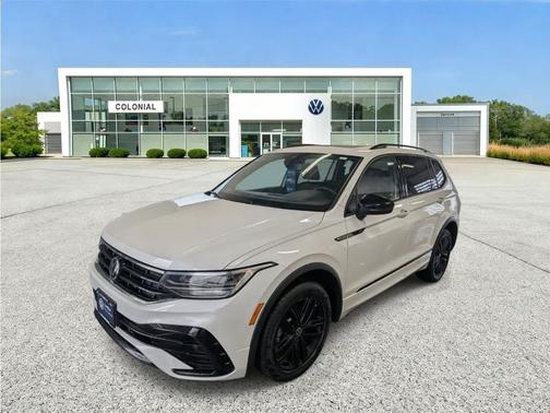 Oryx White Pearl Effect 2022 Volkswagen Tiguan 2.0T SE R-Line Black