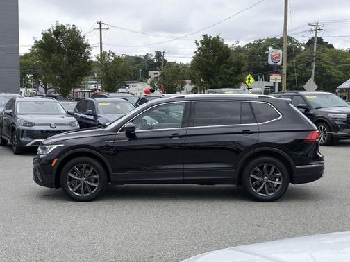 Deep Black Pearl Effect 2022 Volkswagen Tiguan 2.0T SE
