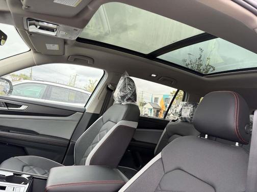 Opal White Pearl 2026 Volkswagen Atlas 2.0T Peak Edition