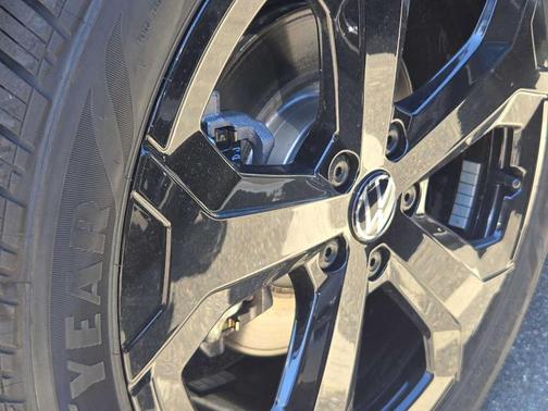 2025 Volkswagen Taos 1.5T SE Black