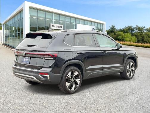 Deep Black Pearl Effect 2025 Volkswagen Taos 1.5T SE