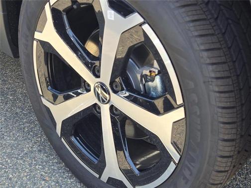 Platinum Gray Metallic 2025 Volkswagen Taos 1.5T SEL