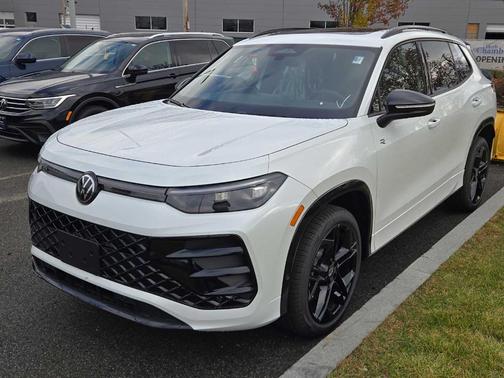 2025 Volkswagen Tiguan 2.0T SE R-Line Black