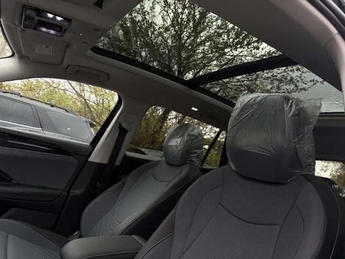 Deep Black Pearl Effect 2026 Volkswagen Tiguan 2.0T SE