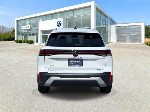 Pure White 2025 Volkswagen Tiguan 2.0T SE