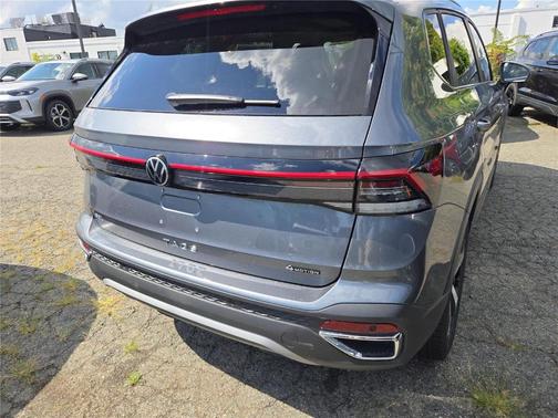 Platinum Gray Metallic 2025 Volkswagen Taos 1.5T SEL