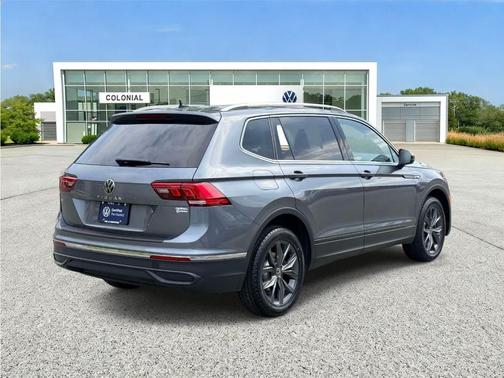 Platinum Gray Metallic 2024 Volkswagen Tiguan 2.0T SE