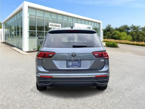 Platinum Gray Metallic 2024 Volkswagen Tiguan 2.0T SE