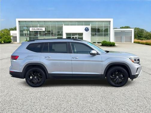 Pyrite Silver Metallic 2023 Volkswagen Atlas 2.0T SE