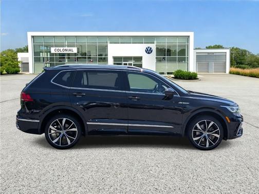 Deep Black Pearl Effect 2022 Volkswagen Tiguan 2.0T SEL R-Line