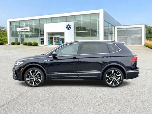 Deep Black Pearl Effect 2022 Volkswagen Tiguan 2.0T SEL R-Line