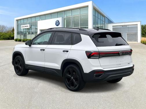 Pure White W/Black Roof 2025 Volkswagen Taos 1.5T SE Black
