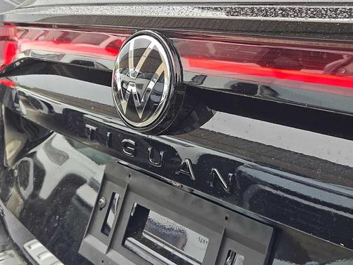 2025 Volkswagen Tiguan 2.0T SE R-Line Black